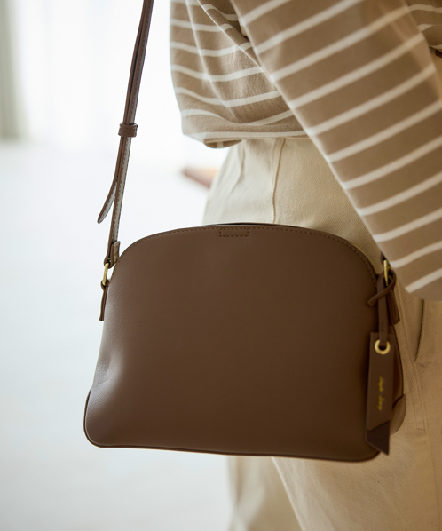 40代に人気のお手頃バッグは、かるいかばんの飾りネーム付きショルダーバッグ