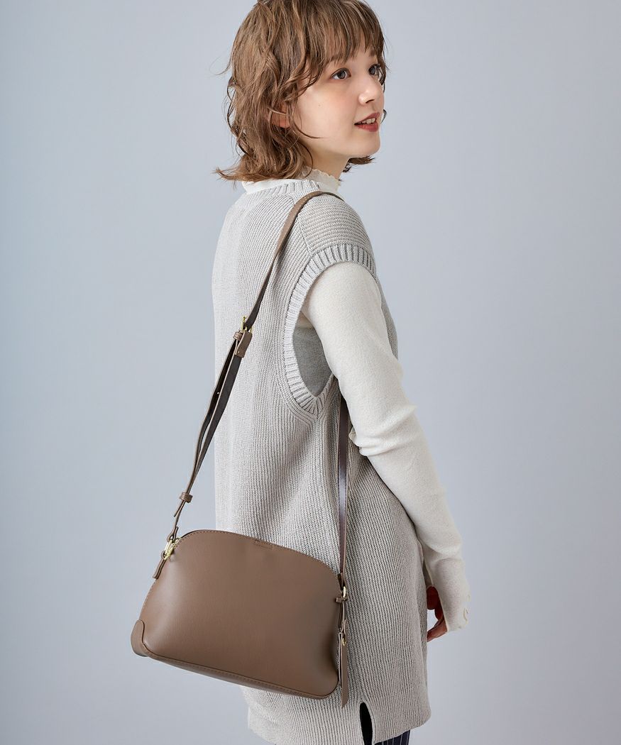 50代女性の普段使いにおすすめなカジュアルバッグは、かるいかばんのショルダーバッグ