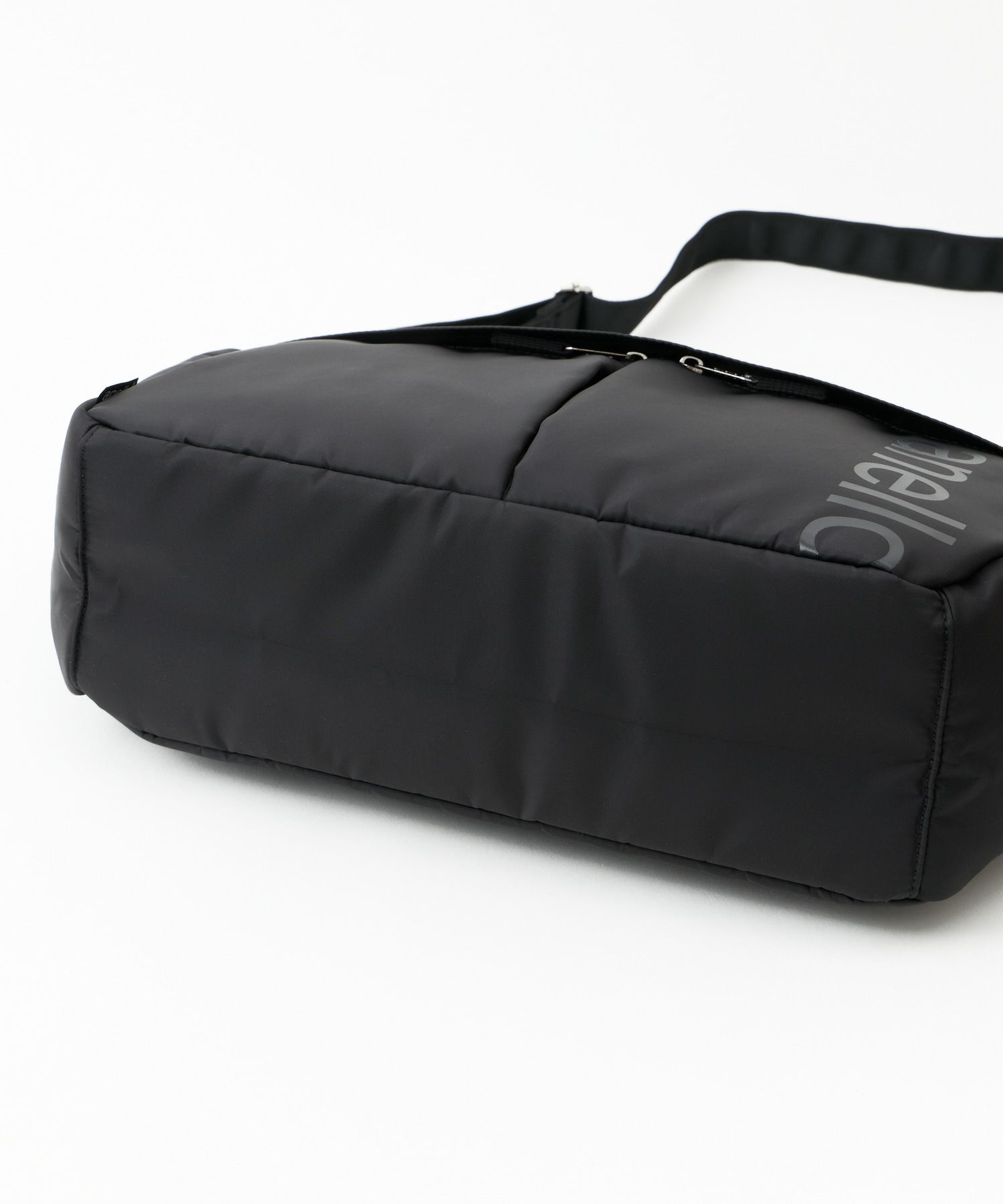 anello ショルダーバッグ 両面撥水 ラバープリント パディング Dカン A4 ALF AIY0133