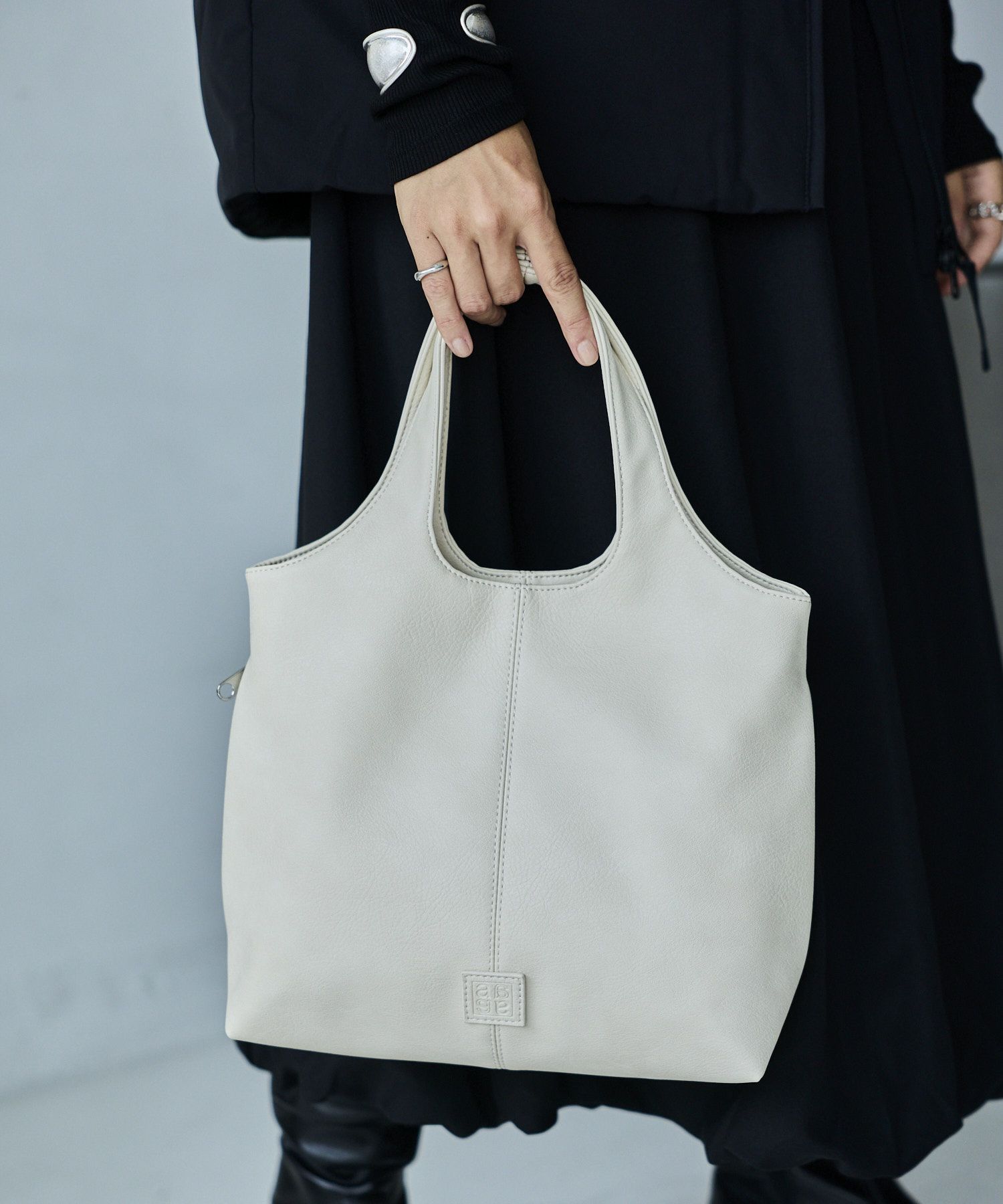 anello トートバッグ 隠しファスナーポケット A5 VANESSA AGB5061