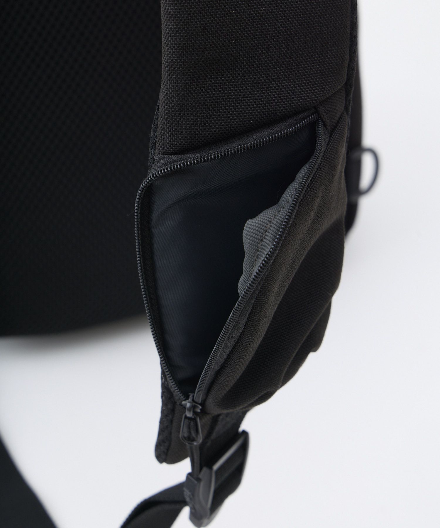 fulcro ボディバッグ ウエストポーチ 両面撥水 タブレット収納 多収納 心地良い着用感 背面メッシュ B5  fma-0042