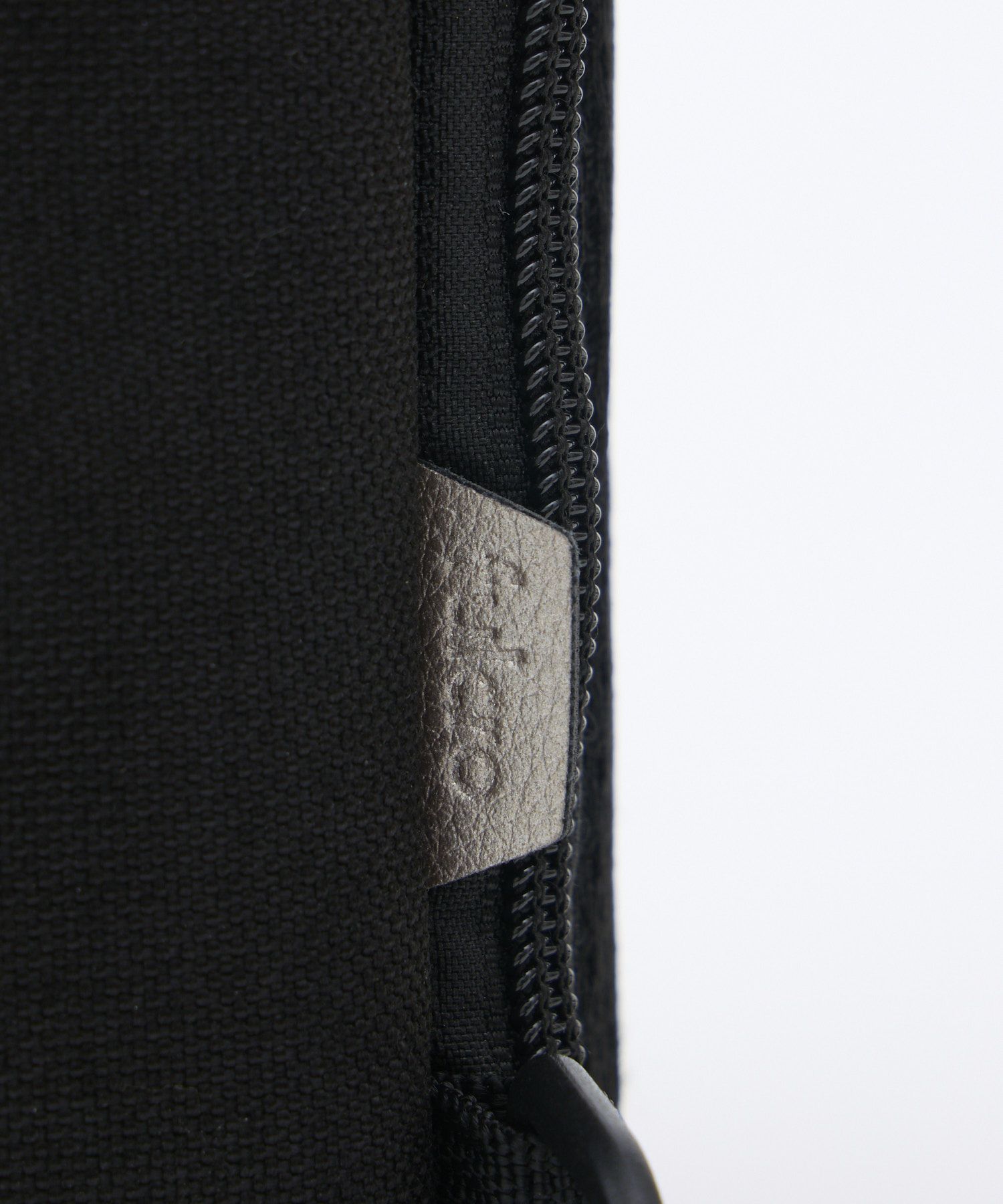 fulcro ボディバッグ ウエストポーチ 両面撥水 タブレット収納 多収納 心地良い着用感 背面メッシュ B5  fma-0042