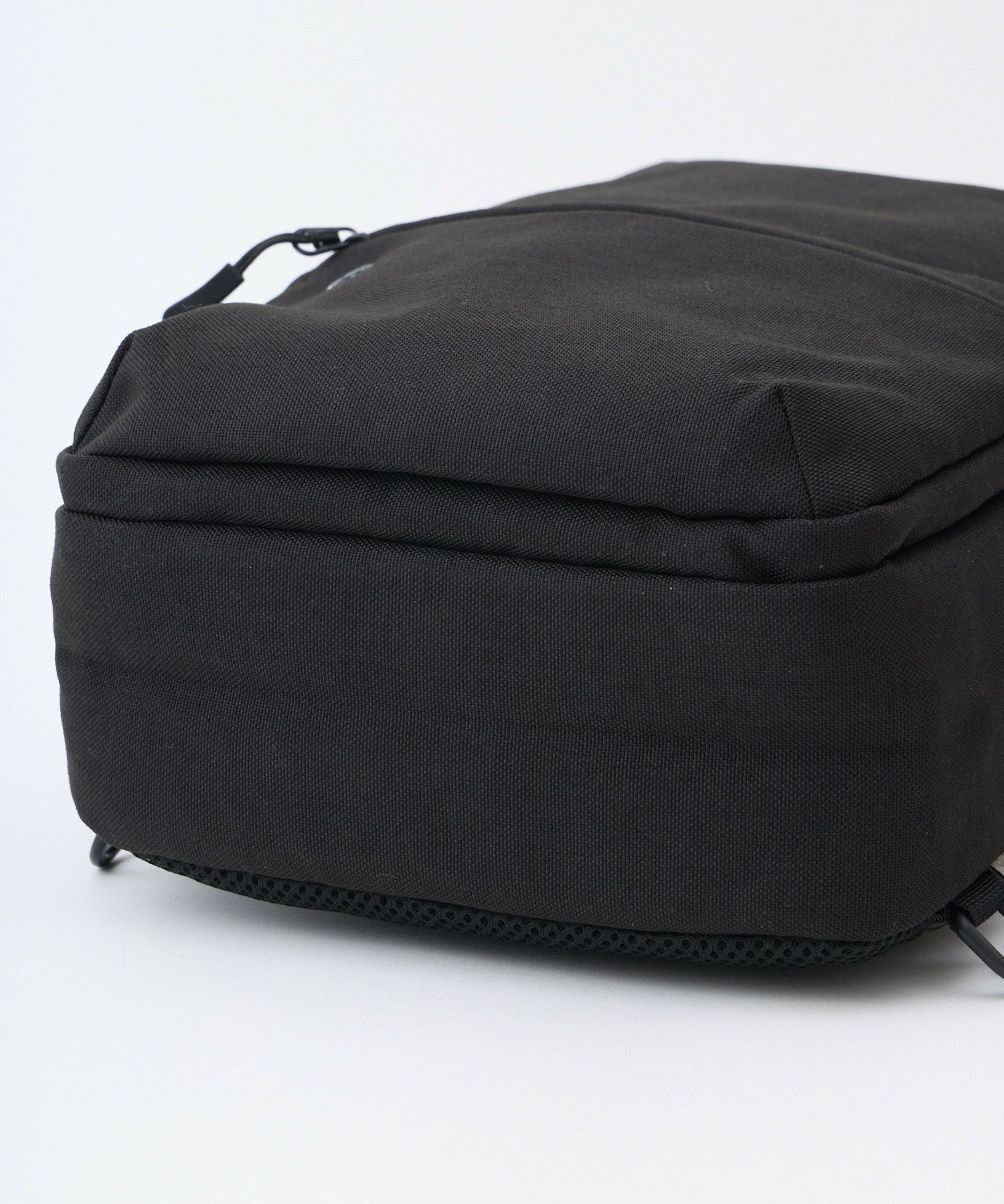 fulcro ボディバッグ ウエストポーチ 両面撥水 タブレット収納 多収納 心地良い着用感 背面メッシュ B5  fma-0042