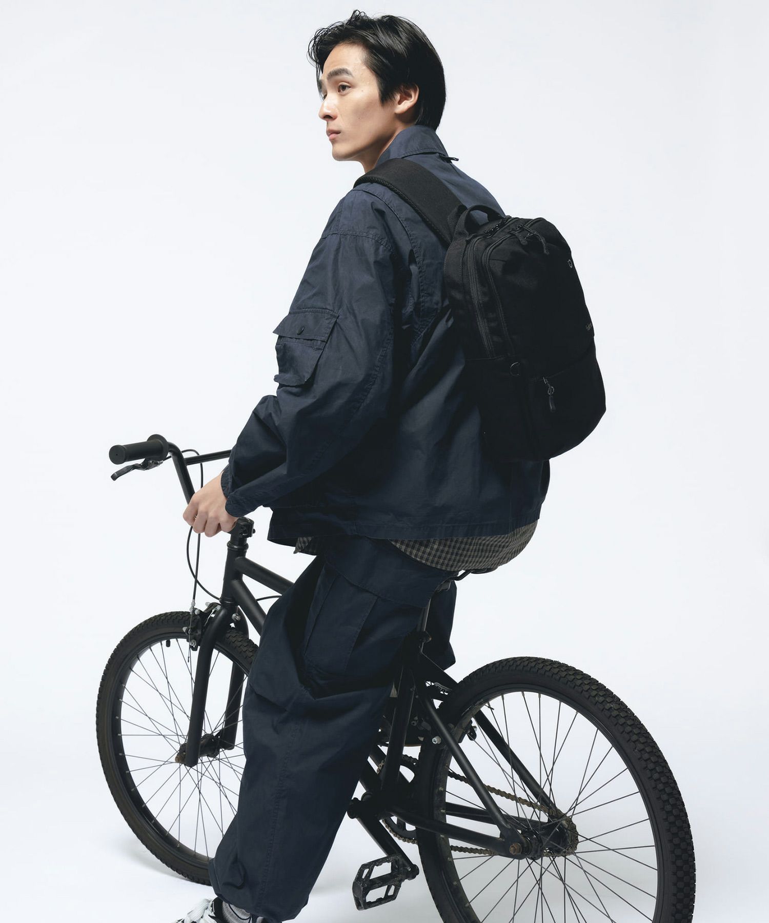 fulcro ボディバッグ ウエストポーチ 両面撥水 タブレット収納 多収納 心地良い着用感 背面メッシュ B5  fma-0042