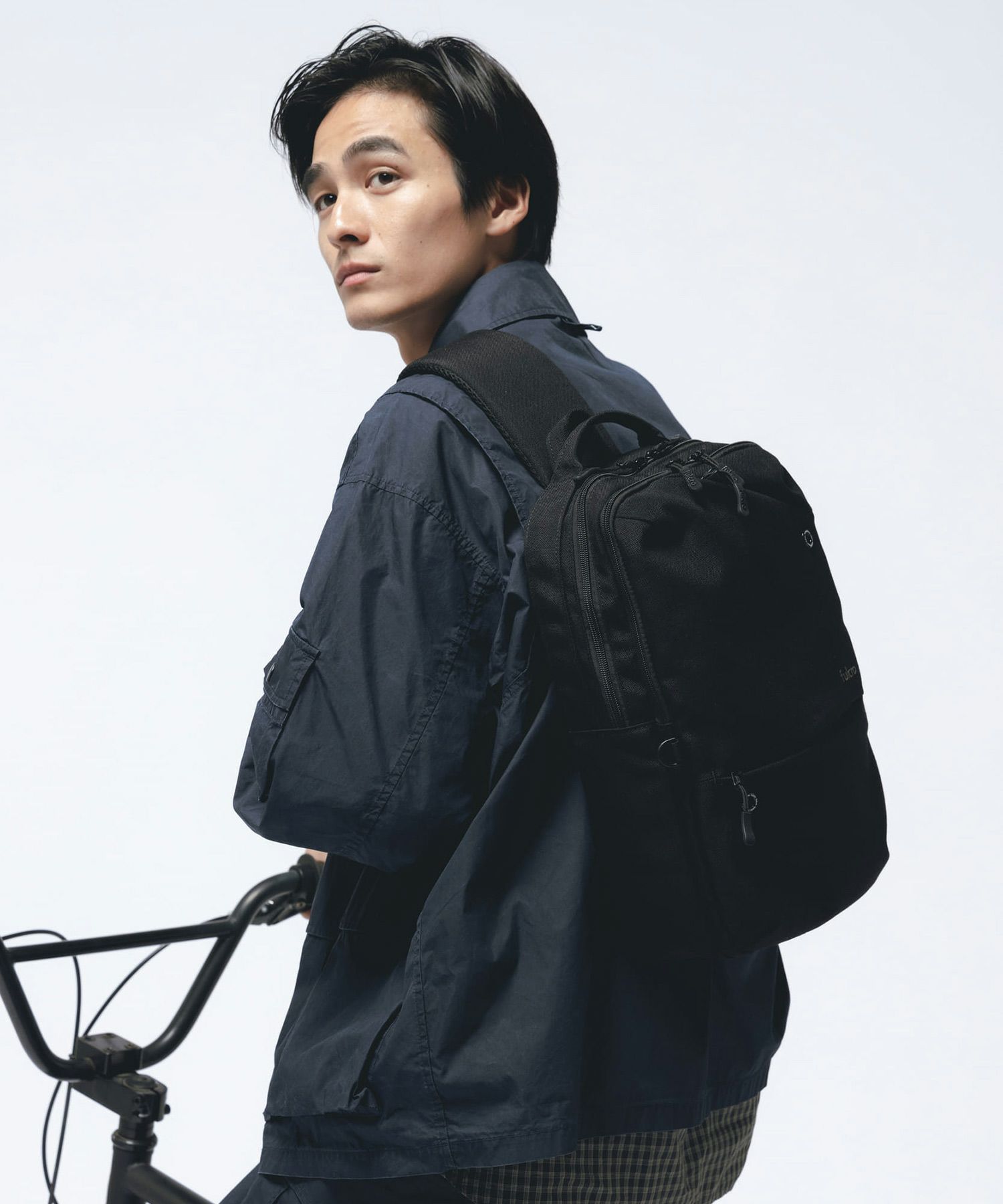 fulcro ボディバッグ ウエストポーチ 両面撥水 タブレット収納 多収納 心地良い着用感 背面メッシュ B5  fma-0042