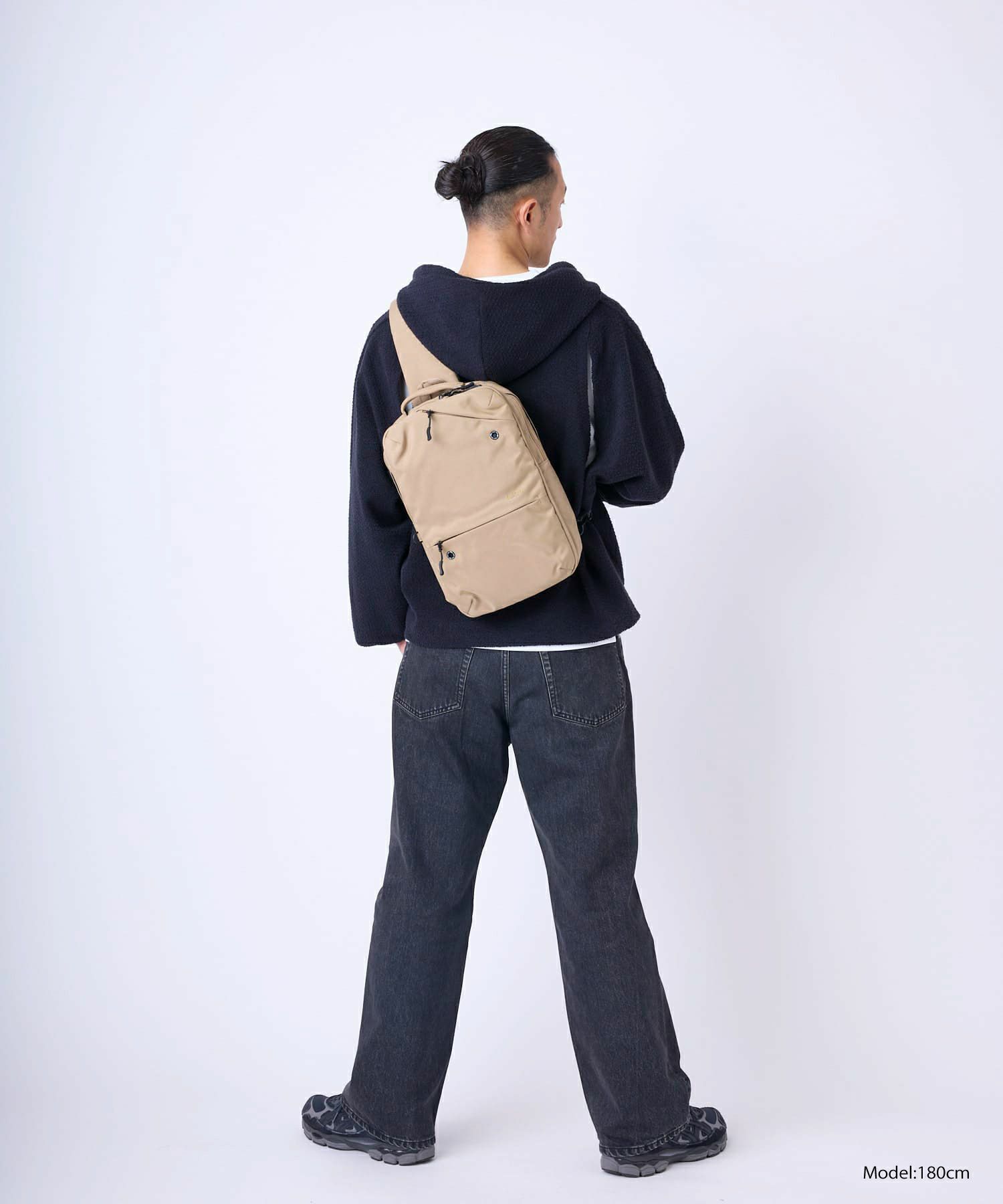 fulcro ボディバッグ ウエストポーチ 両面撥水 タブレット収納 多収納 心地良い着用感 背面メッシュ B5  fma-0042