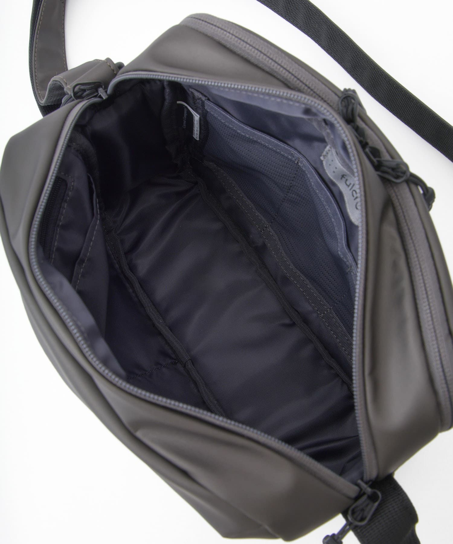 fulcro フルクロ ショルダーバッグ 耐水 Ａ5収納 Explorer チャコールブラウン fia-3011