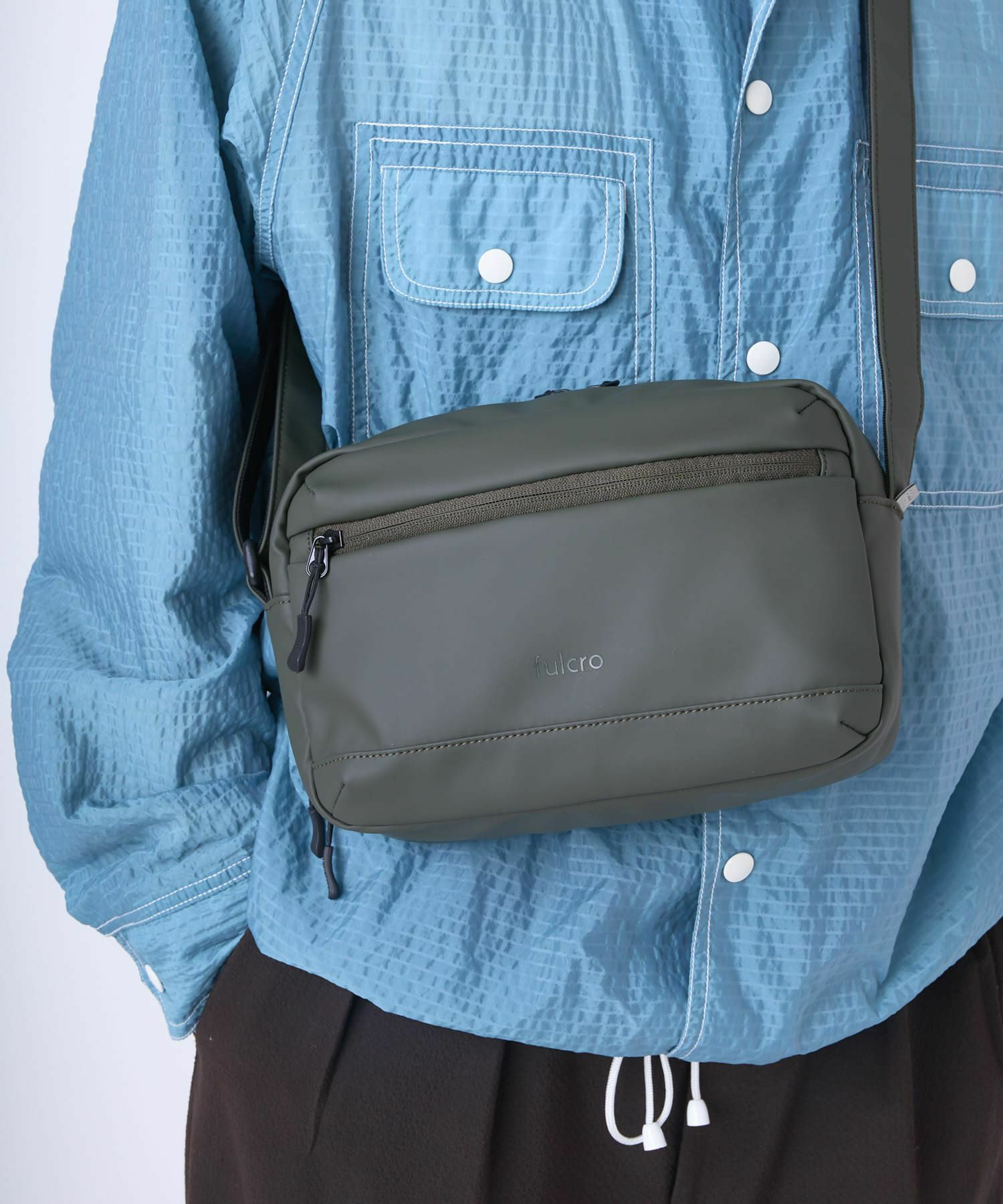fulcro フルクロ ショルダーバッグ 耐水 Ａ5収納 Explorer ダークグレー fia-3011