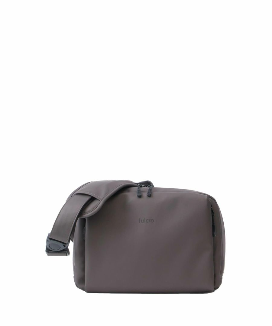 fulcro フルクロ ショルダーバッグ 耐水 Ａ5収納 Explorer チャコールブラウン fia-3012