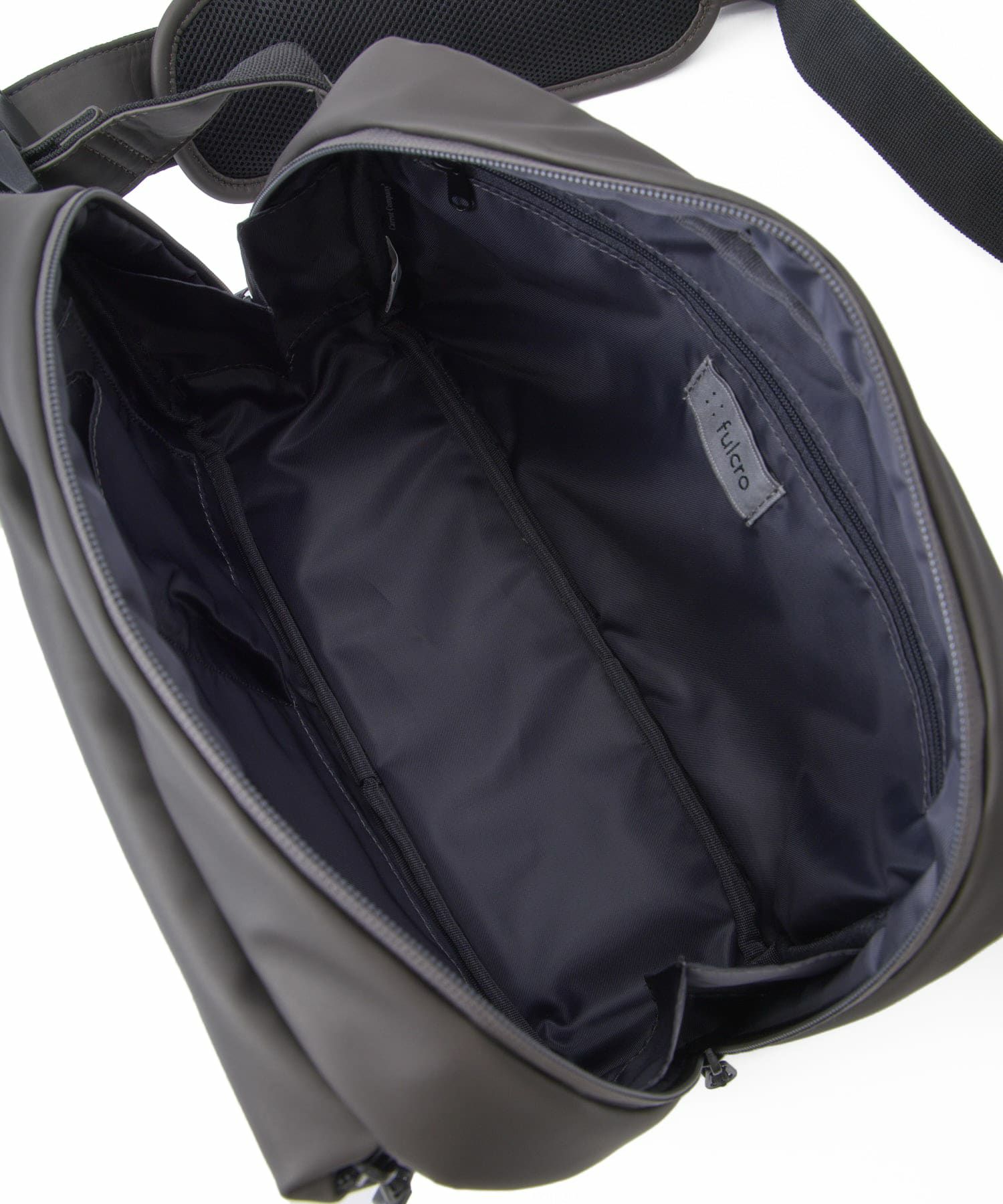 fulcro フルクロ ショルダーバッグ 耐水 Ａ5収納 Explorer チャコールブラウン fia-3012