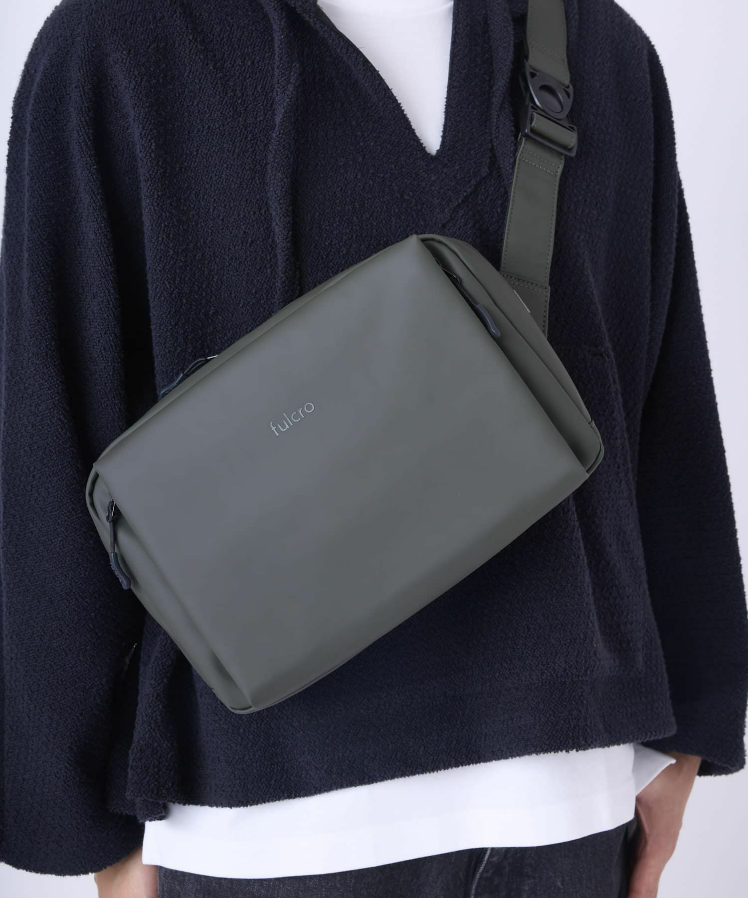 fulcro フルクロ ショルダーバッグ 耐水 Ａ5収納 Explorer ダークグレー fia-3012