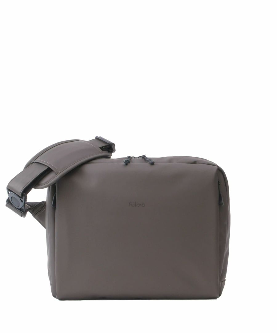 fulcro フルクロ ショルダーバッグ A4収納 耐水 キャリーオン Explorer fia-3013 チャコールブラウン