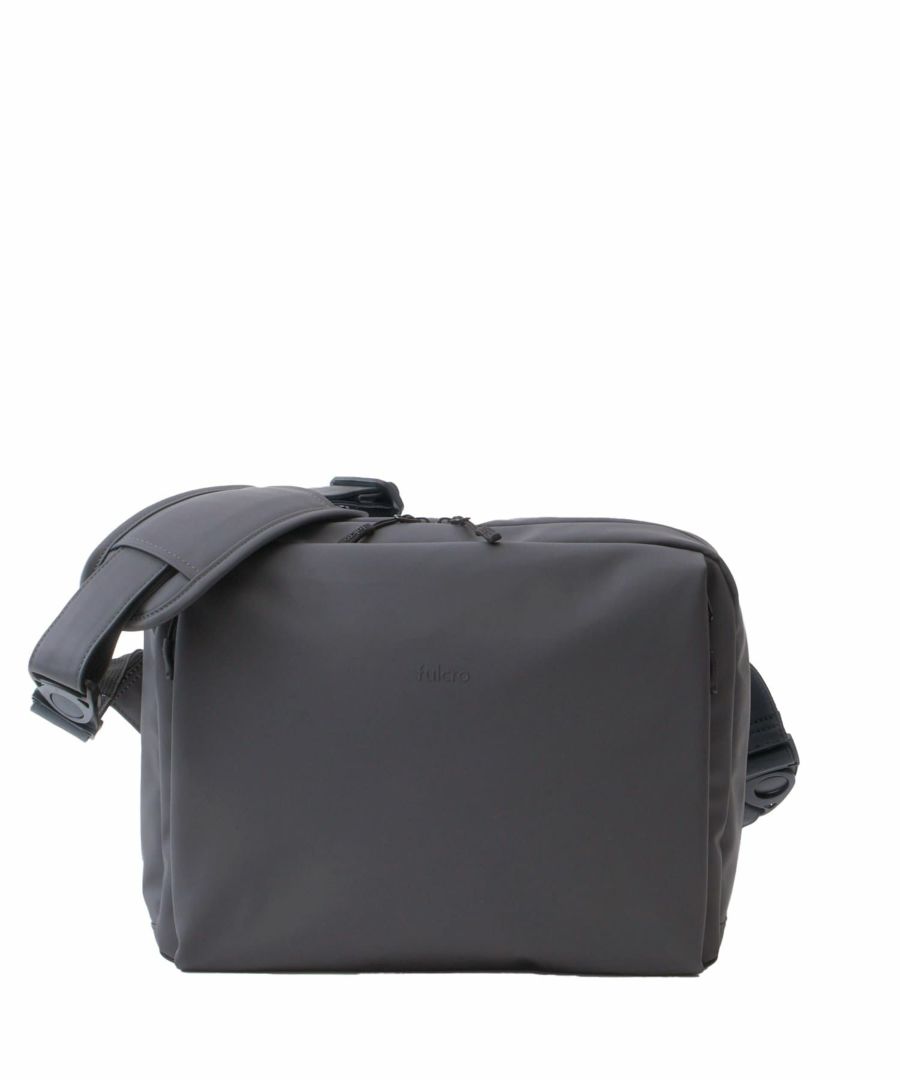 fulcro フルクロ ショルダーバッグ A4収納 耐水 キャリーオン Explorer fia-3013 ダークグレー