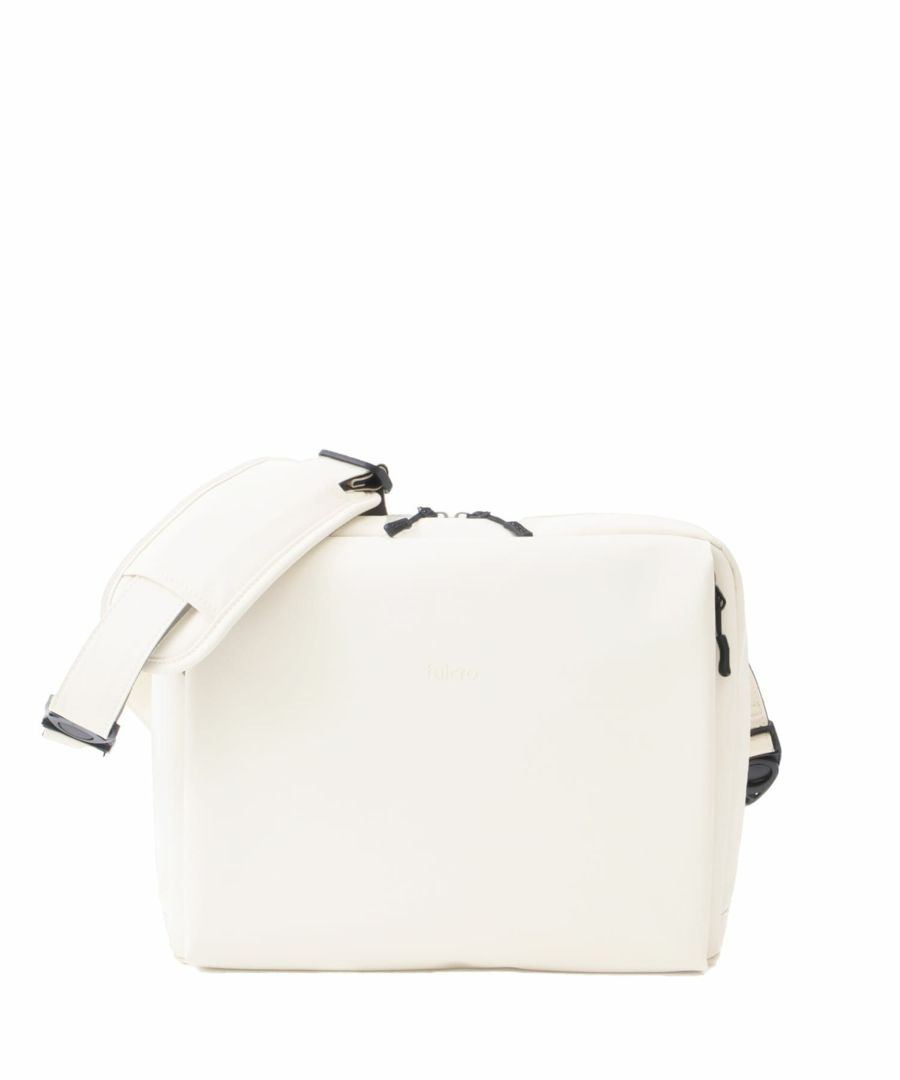 fulcro フルクロ ショルダーバッグ A4収納 耐水 キャリーオン Explorer fia-3013 アイボリー