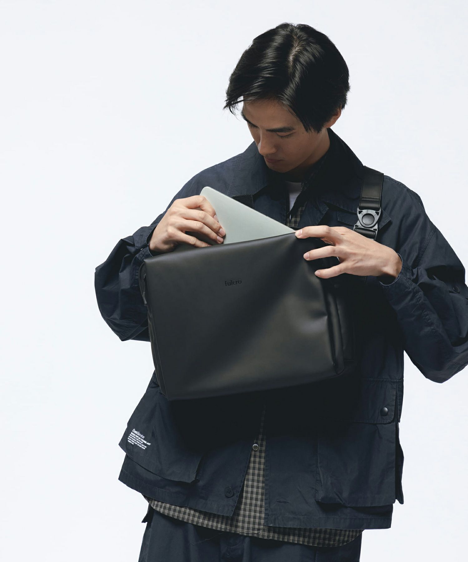 fulcro フルクロ ショルダーバッグ A4収納 耐水 キャリーオン Explorer fia-3013 ブラック