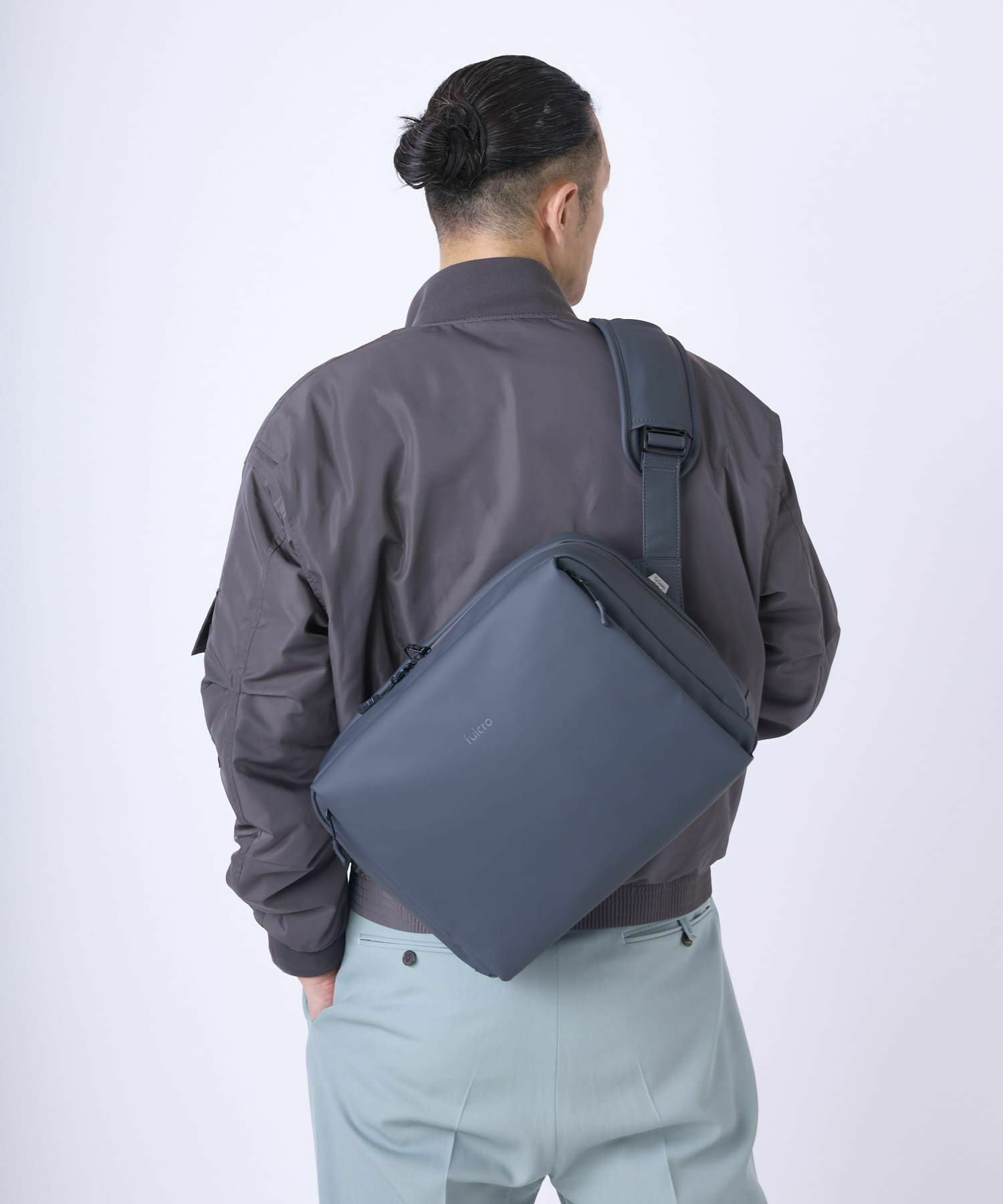 fulcro フルクロ ショルダーバッグ A4収納 耐水 キャリーオン Explorer fia-3013 ダークグレー