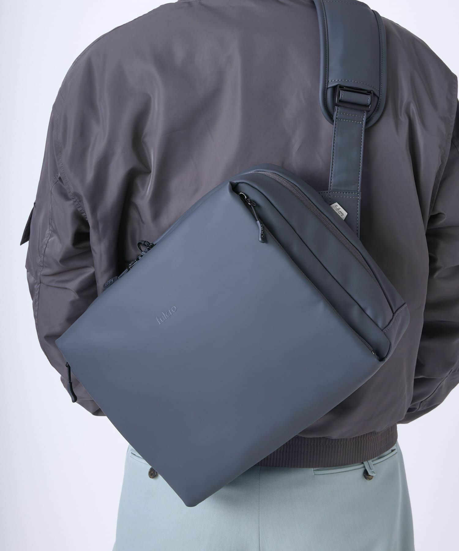 fulcro フルクロ ショルダーバッグ A4収納 耐水 キャリーオン Explorer fia-3013 ダークグレー