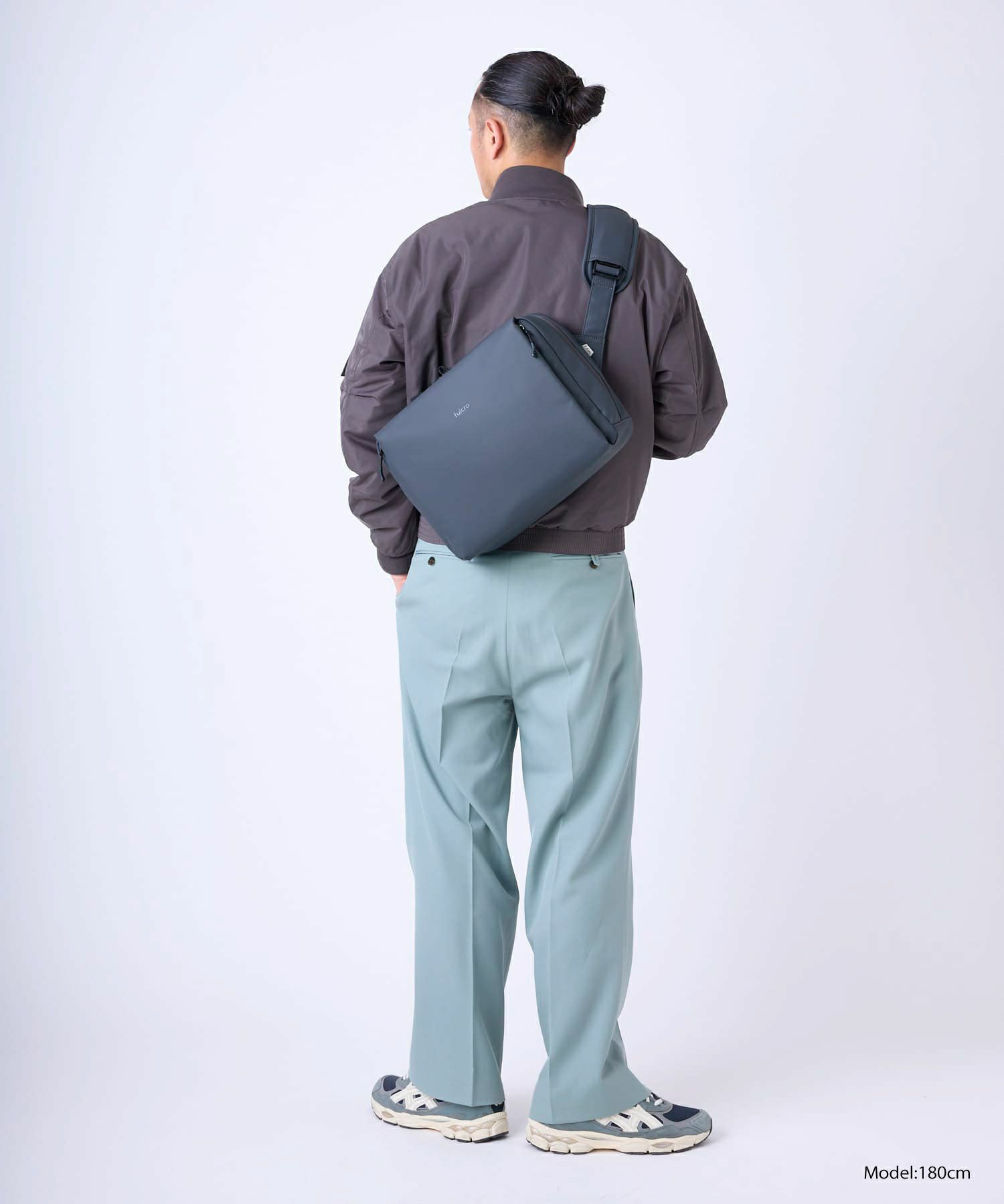 fulcro フルクロ ショルダーバッグ A4収納 耐水 キャリーオン Explorer fia-3013 ダークグレー