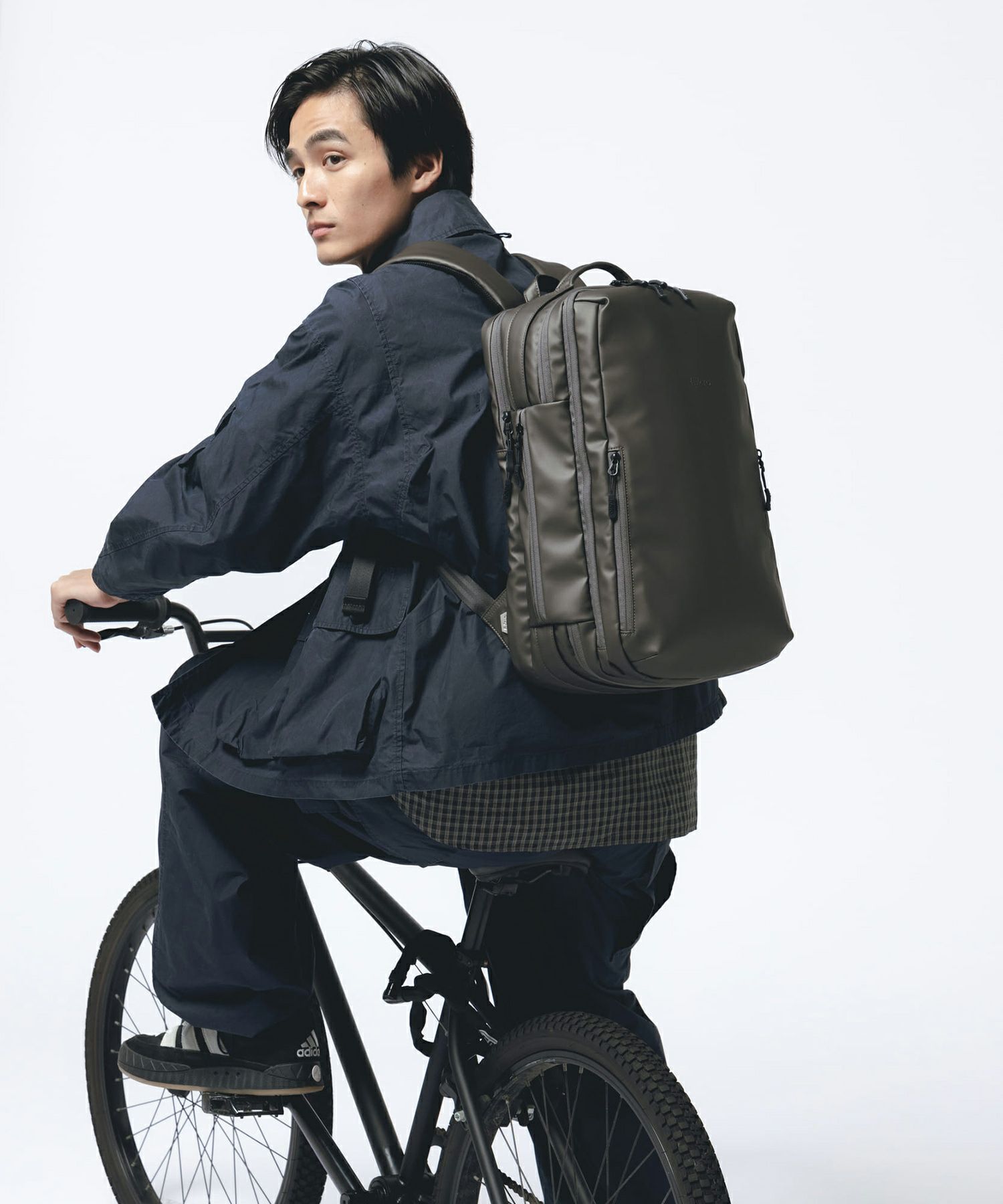 fulcro フルクロ バックパック リュック  PC収納 15インチ 耐水 キャリーオン Explorer fia-3014 チャコールブラウン